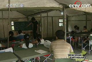 In Zipingpu town of Dujiangyan, soldiers have used their tents to build a temporary school for students.