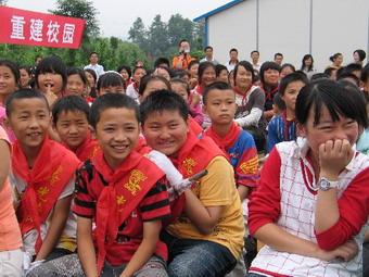 More and more students from quake-hit areas in Sichuan province are getting the chance to return to classes. 