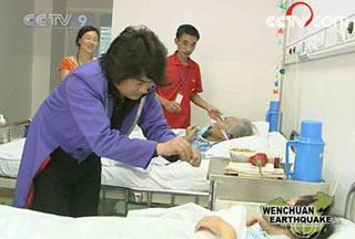 Magician is performing magic tricks for children who were injured in the disaster and evacuated from Sichuan.