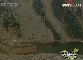 The critical diversion project to drain Tangjiashan barrier lake in quake-hit Sichuan province has been completed.(Photo: CCTV.com)