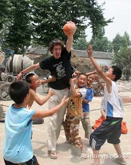 Parisian quake relief volunteer Max De Villers plays with children at a temporary shelter for quake victims in Shifang, Sichuan province, on the International Children's Day, June 1 2008. [Asianewsphoto]