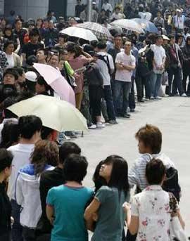 Chinese residents queue up to donate blood for quake victims in Beijing, May 15, 2008. [Xinhua]