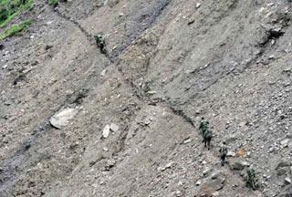 Soldiers search for a missing helicopter in the Zhaogong Mountain near Dujiangyan City, southwest China's Sichuan Province, June 2, 2008. A military transport helicopter engaging in quake relief work near Yingxiu Town was missing on May 31. There were altogether 19 people on board the helicopter, including five crew members and 14 injured local residents.(Xinhua Photo)