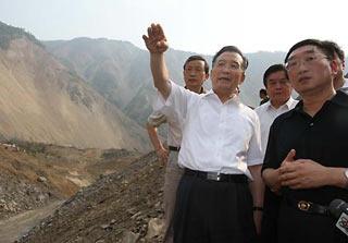 Chinese Premier Wen Jiabao (front L) speaks as he inspects the drainage of the Tangjiashan quake lake in southwest China's Sichuan Province on June 5, 2008. (Xinhua/Liu Weibing)