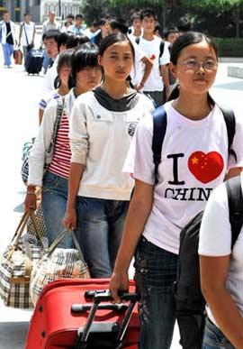 High school students from quake-affected Qingchuan of southwest China's Sichuan Province arrive in Yinchuan, capital of northwest China's Ningxia Hui Autonomous Region, on June 12, 2008. A total of 130 high shool students from Qingchuan will continue their studies at Ningxia Liupanshan Higher Middle School. Their school tuitions and daily costs are covered by the government of Ningxia Hui Autonomous Region.(Xinhua Photo)