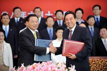 Chen Yunlin (R), chairman of Chinese mainland's Association for Relations Across the Taiwan Strait (ARATS), and Chiang Pin-kun, chairman of the Taiwan-based Straits Exchange Foundation (SEF), shake hands after signing the agreements on cross-Strait weekend charted flights and mainland tourists' traveling to Taiwan, in Beijing, China, June 13, 2008.(Xinhua Photo)