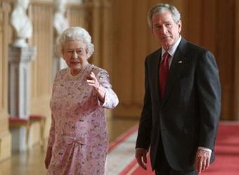 U.S. President George W. Bush walks with Britain's Queen Elizabeth in the St George's Hall, Windsor Castle, southern England June 15, 2008.(Xinhua/Reuters Photo)