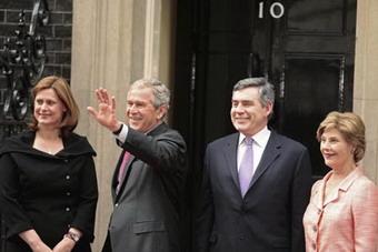 U.S. President George W. Bush (2nd L) and first lady Laura Bush (R), are met by British Prime Minister Gordon Brown (2nd R) and his wife Sarah (L), after arriving for a social dinner at 10 Downing Street in London June 15, 2008.(Xinhua/Reuters Photo)