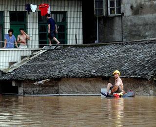 Photo taken on June 13, 2008 shows houses submerged in the flood caused by heavy rainstorm in Luorong Town of Luzhai County, southwest China's Guangxi Zhuang Autonomous Region.(Xinhua Photo)