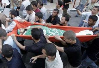 Palestinians carry the body of Hamas militant Ahmed Al-Safadi during his funeral in Gaza City June 10, 2008.REUTERS/Ismail Zaydah (GAZA) 