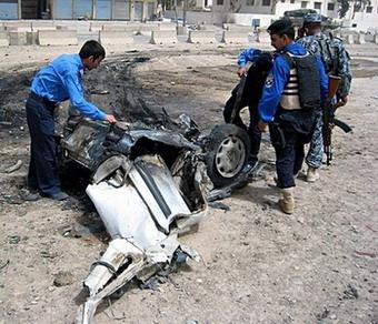 Iraqi police inspect the scene of a car bomb explosion in Baquba, 45 kilometers northeast of Baghdad.(AFP) 