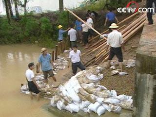 Zhejiang and Anhui provinces have experienced more heavy downpours since Monday. As the water level of the Yangtze River continues to rise, cities along the river are on alert.