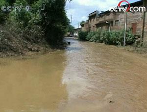 As rainstorms move south, floods in Guangxi have started to slowly retreat. But some low-lying parts of the region are still half submerged.(Photo: CCTV.com)