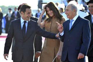 France's President Nicolas Sarkozy (L) and his wife Carla Bruni-Sarkozy (C) speak with Israel's President Shimon Peres as they arrive at Tel Aviv airport, June 22, 2008. Sarkozy is in Israel for a three-day official visit.  (Xinhua/Reuters Photo)