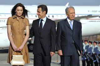 France's President Nicolas Sarkozy (C), his wife Carla Bruni-Sarkozy (L) and Israel's President Shimon Peres attend a welcome ceremony at Tel Aviv airport June 22, 2008.(Xinhua/Reuters Photo)