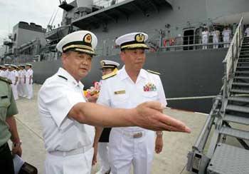 Lieutenant General Su Shiliang (L), commander of China's South Sea Fleet, gestures while welcoming Major-Gen. Shinichi Tokumaru (R) of the Japanese Maritime Self-Defense Force after the Japanese Maritime Self-Defense Force destroyer arrived in Zhangjiang, south China's Guangdong Province on Tuesday, June 24, 2008. (Xinhua Photo)
