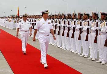 Major-Gen. Shinichi Tokumaru (Front) of the Japanese Maritime Self-Defense Force inspects the guard of honour during a welcoming ceremony held for the Sazanami's arrival in Zhanjiang, south China's Guangdong Province on Tuesday, June 24, 2008.(Xinhua Photo)
