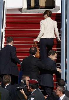 France's President Nicolas Sarkozy (center R) and his wife Carla Bruni-Sarkozy (top) are rushed by security officers into the presidential plane at Ben Gurion international airport near Tel Aviv June 24, 2008. An Israeli guard on the perimeter of a farewell airport ceremony for French President Nicolas Sarkozy shot himself dead on Tuesday, causing a security stir but not endangering the visiting leader, police said.REUTERS/Gil Cohen Magen(ISRAEL)