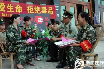 A Wenzhou border policeman instructs the special female anti-drug team by using narcotics samples in this photo published on Tuesday, June 24, 2008. [Photo: zjol.com.cn]