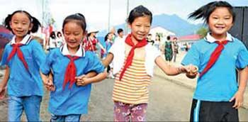 Four young girls smile and hold hands on Monday, as they haad back to school at a temporary facility in Dujiangyan, Sichuan Province.(Xinhua Photo)