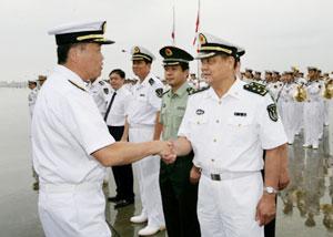 General Su Shiliang (R, front), commander of China's South Sea Fleet, sees off Major-Gen. Shinichi Tokumaru (L, front) of the Japanese Maritime Self-Defense Force at the port of Zhanjiang, South China's Guangdong Province, June, 28, 2008. (Xinhua Photo)