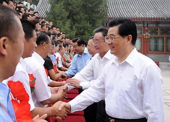 Chinese President Hu Jintao (R), also general secretary of the Communist Party of China (CPC) Central Committee, together with other members of the Political Bureau Standing Committee of the Communist Party of China (CPC) Central Committee, shakes hands with representatives of the party's grassroots organizations and members who had been honored for their roles in the rescue and relief campaign after the May 12 earthquake prior to their meeting in Beijing, June 30, 2008.(Xinhua/Li Xueren)