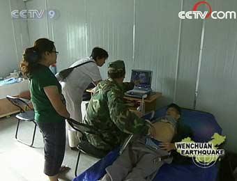 The People's Liberation Army General Hospital has built four field hospitals in Dujiangyan city.