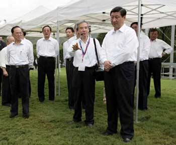 Chinese Vice President Xi Jinping (Front) inspects the Beas River venue for the cross-country competition of the equestrian events during the 2008 Beijing Olympics and Paralympics, in Hong Kong, south China, July 6, 2008.(Xinhua Photo)