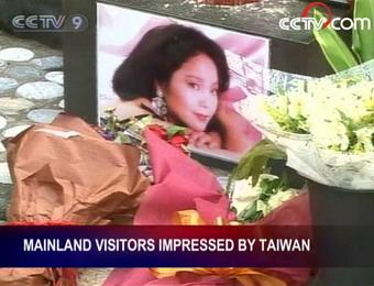 For some mainland tourists, the chance to pay tribute to singer Teresa Teng brings back fond memories.(CCTV.com)