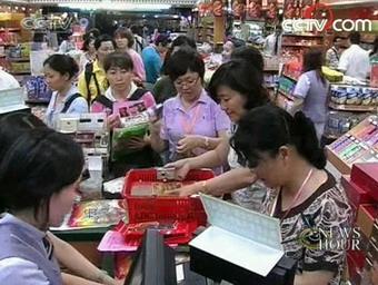 Shop owners say it took only an hour for these mainland tourists to spend as much as 80,000 New Taiwan Dollars, or 2500 US dollars. (CCTV.com)