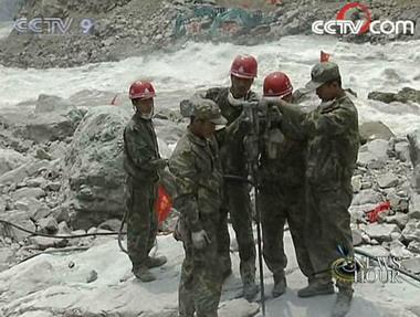 Soldiers are clearing rubble so they can blow up the main blockage. (CCTV.com)