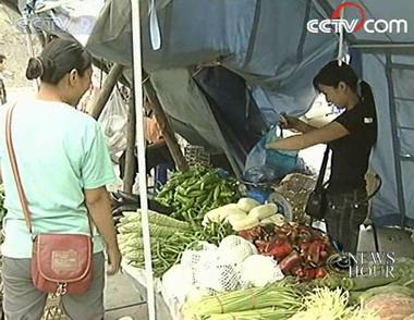 Residents in this community easily get meat and vegetables from this market street. (CCTV.com)