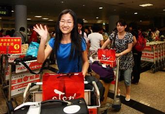  On Sunday afternoon, more than the 400 mainland tourists who made the historic trip returned home. 