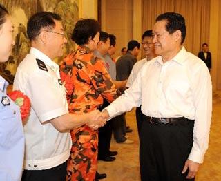 Zhou Yongkang (R, Front), member of the Standing Committee of the Political Bureau of the Communist Party of China (CPC) meets with a delegation of law-enforcement officials at a conference in the Great Hall of the People, July 15, 2008. (Xinhua Photo)