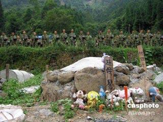 Chinese parachute soldiers mourn the victims killed in the May 12 major earthquake in Hongbai Town of Shifang, China's southwest Sichuan Province, July 2008. (Cnsphoto/Liu Xiufeng)