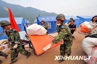 Photo taken on June 8 shows parachute soldiers help the quake-hit families to relocate. Chinese parachute soldiers mourned the victims killed in the May 12 major earthquake in Hongbai Town of Shifang, China's southwest Sichuan Province, July 2008. (Xinhua Photo/He Junchang)