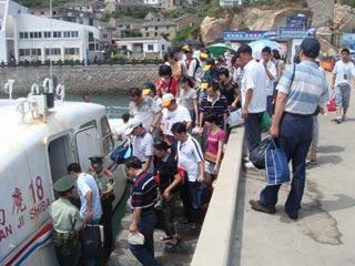 Tourists embark to leave Nanji Island as the typhoon Kalmaegi approaches Wenzhou, east China's Zhejiang Province, July 17, 2008. More than 600 tourists on Nanji Island have been evacuated to safe places till 13 pm Thursday. The storm is speculated to hit the coast of Zhejiang province as early as Friday.(Xinhua Photo)