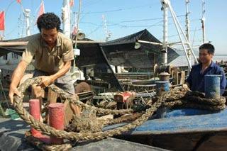 Fishermen fasten the towrope as the typhoon Kalmaegi approaches Taizhou, east China's Zhejiang Province, July 17, 2008. The storm is speculated to hit the coast of Zhejiang province as early as Friday. (Xinhua Photo)