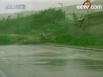 Taiwan is on alert for rampage from typhoon Kalmaegi. Taiwan authorities have issued a severe weather warning for the approaching storm.(CCTV.com)