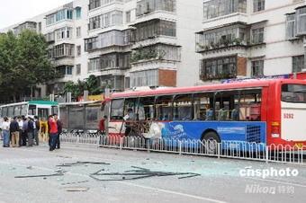 Two explosions on buses on the same route have killed 2 people and injured 14 others in Kunming, capital of southwest China's Yunnan province.