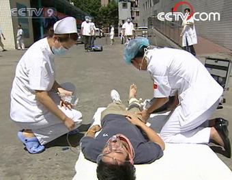 In Shanghai, medical staff took part in a large-scale emergency drill on Monday.(CCTV.com)