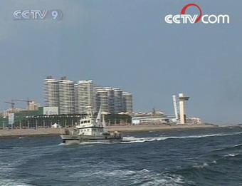 In the city of Qingdao, where the Olympic sailing competitions will be held, a land, sea and air security network has been set up around the competition venues.(CCTV.com)