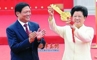 BOCOG President Liu Qi handed a symbolic key to the village mayor Chen Zhili, as the Beijing Olympic Village opened on Sunday.