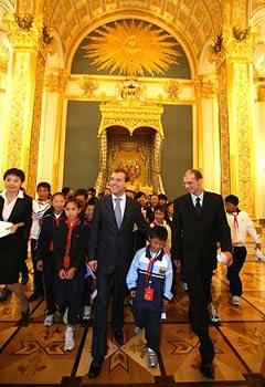 Russian President Dmitry Medvedev (C) smilese as he walks with the students from China's quake-hit Sichuan Province at the Kremlin Palace in Moscow, capital of Russia, on July 30, 2008. A group of 50 students from China's Sichuan Province are interviewed with Russian President Dmitry Medvedev on Wednesday after they paid a visit to the Kremlin Palace, the Red Square, and the Lenin Tomb in Moscow. (Xinhua/Shen Bohan)