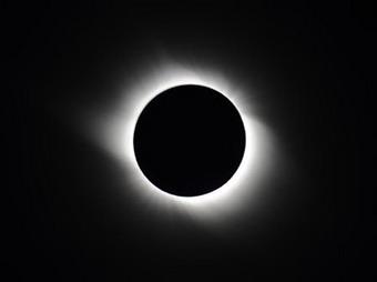 Photo taken at 7:15 pm (1115 GMT) on Aug. 1, 2008 shows the total solar eclipse at an observation station in Jinta County of Jiuquan City, northwest China's Gansu Province. The total solar eclipse, the first that can be viewed in China in the new century, occured on Friday.(Xinhua/Han Chuanhao)