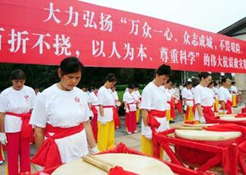People pay a silent tribute to the victims of the May 12 earthquake hitting southwest and northwest China before the start of the Beijing 2008 Olympic Games torch relay in Guang'an City, southwest China's Sichuan Province, August 3, 2008. (Xinhua/Liu Lihang) 