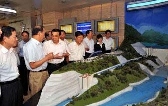 Li Keqiang (C), Chinese Vice Premier and member of the Standing Committee of the Political Bureau of the Communist Party of China (CPC) Central Committee, inspects Datang Corporation in Beijing, capital of China, Aug. 7, 2008. (Xinhua Photo)