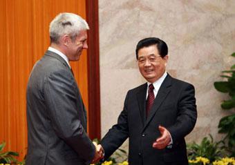 Chinese President Hu Jintao (R) shakes hands with President of the Republic of Serbia Boris Tadic during their meeting in Beijing, China, Aug. 7, 2008. Boris Tadic is here to attend the opening ceremony of the Beijing Olympic Games and other events. (Xinhua)