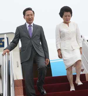 Lee Myung-bak (L), president of the Republic of Korea (ROK), and his wife Kim Yoon-ok arrive at the Beijing Capital International Airport in Beijing, China, Aug. 8, 2008. Lee Myung-bak arrived in Beijing on Thursday to attend the opening ceremony of the Beijing Olympic Games and other events.(Xinhua Photo)
