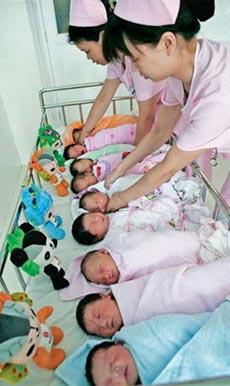 Nurses attend to newborns in the No 1 People's Hospital in Xiangfan, Hubei province, August 8 2008. (Photo: China Daily)